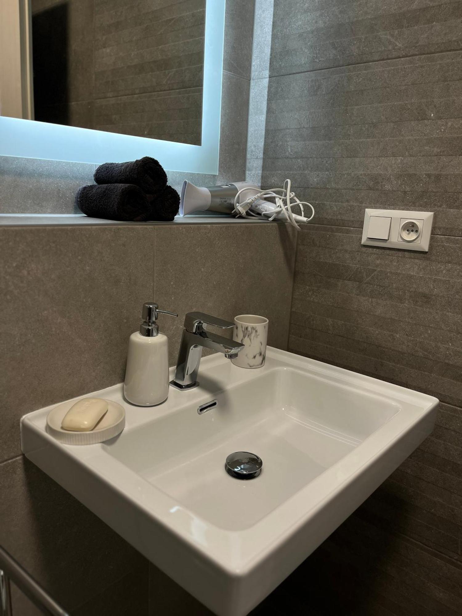 Hillside Y34 Apartment โดลนีคูบีน ภายนอก รูปภาพ